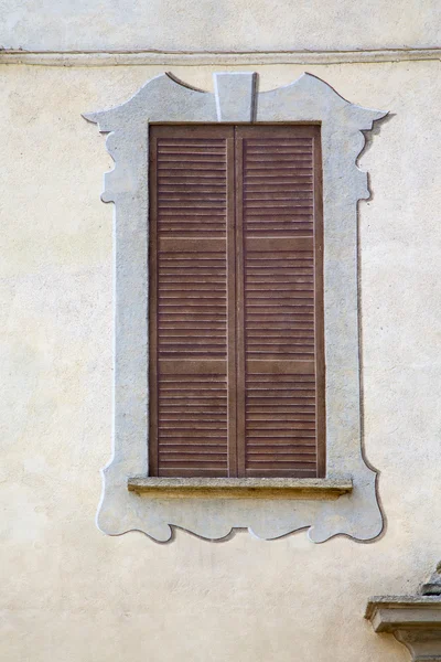 Jerago janela veneziana cego no tijolo de concreto — Fotografia de Stock