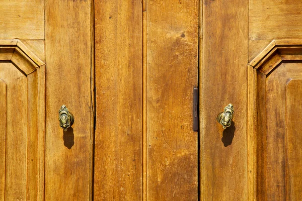 Venegono streszczenie mosiądzu brązowy Kołatka drzwi curch Lombardia ita — Zdjęcie stockowe