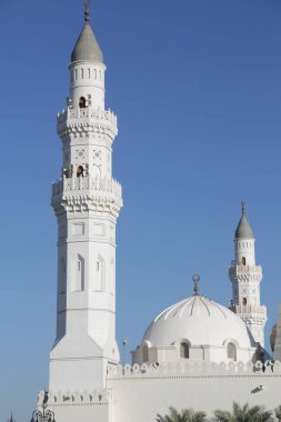 Mavi gökyüzü arkaplanındaki güzel beyaz cami