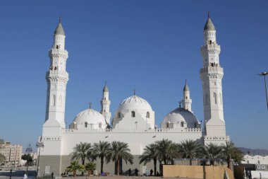 Mavi gökyüzü arkaplanındaki güzel beyaz cami