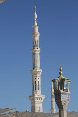 Mavi gökyüzü arkaplanındaki güzel beyaz cami