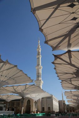 Arka planda cami kulesi olan güzel güneş gözlüklerinin alttaki görüntüsü