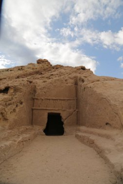 Çöldeki antik mezarın manzaralı görüntüsü.