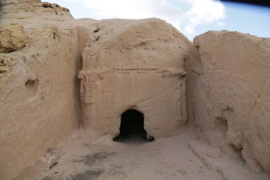 Çöldeki antik mezarın manzaralı görüntüsü.