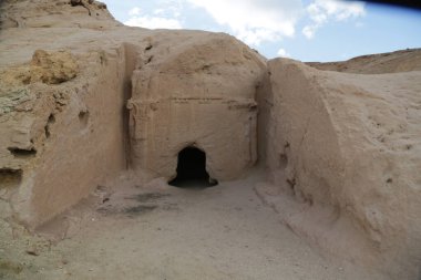 Çöldeki antik mezarın manzaralı görüntüsü.