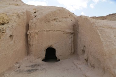 Çöldeki antik mezarın manzaralı görüntüsü.