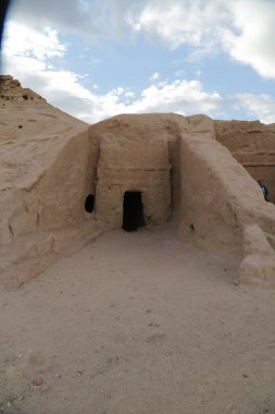 Çöldeki antik mezarın manzaralı görüntüsü.