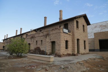 Çölün ortasında antika binalar olan bir sokak.