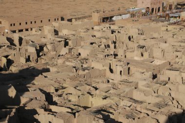 Çöldeki antik doğu şehrinin kalıntılarının hava görüntüleri.