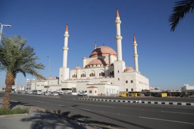 Güneşli bir günde güzel bir cami manzarası.