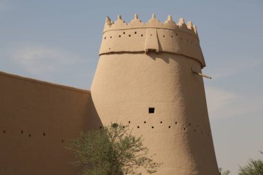 Orta Doğu 'da güneşli bir günde antik tapınağın manzaralı bir fotoğrafı.