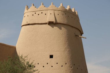 Orta Doğu 'da güneşli bir günde antik tapınağın manzaralı bir fotoğrafı.