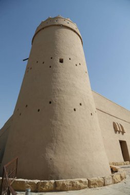 Orta Doğu 'da güneşli bir günde antik tapınağın manzaralı bir fotoğrafı.