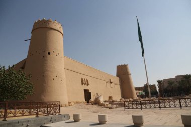 Orta Doğu 'da güneşli bir günde antik tapınağın manzaralı bir fotoğrafı.