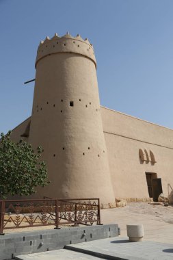 Orta Doğu 'da güneşli bir günde antik tapınağın manzaralı bir fotoğrafı.
