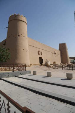 Orta Doğu 'da güneşli bir günde antik tapınağın manzaralı bir fotoğrafı.