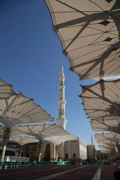 Vista Inferior Hermosas Sombrillas Mercado Con Torre Mezquita Fondo — Foto de Stock