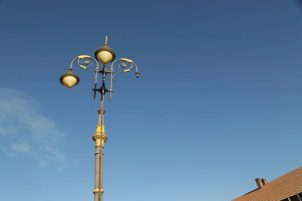 Mavi Gökyüzünün Önündeki Antik Sokak Fenerinin Yakın Plan Çekimi — Stok fotoğraf