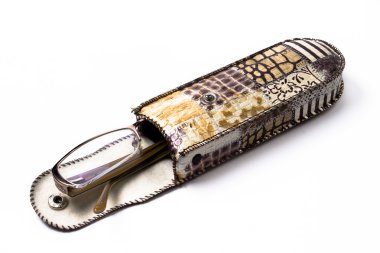 Beyaz arkaplanda gözlük