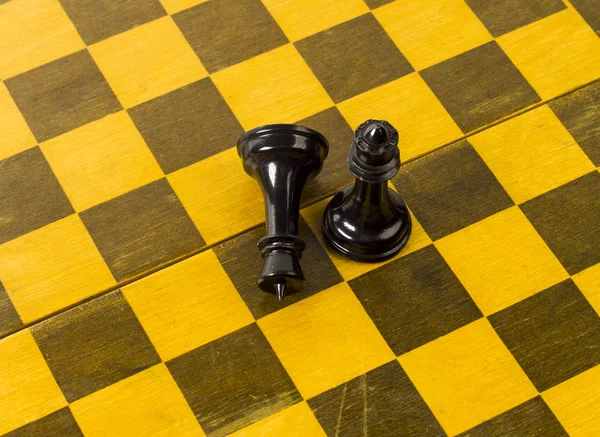 Beyaz zemin üzerinde satranç — Stok fotoğraf