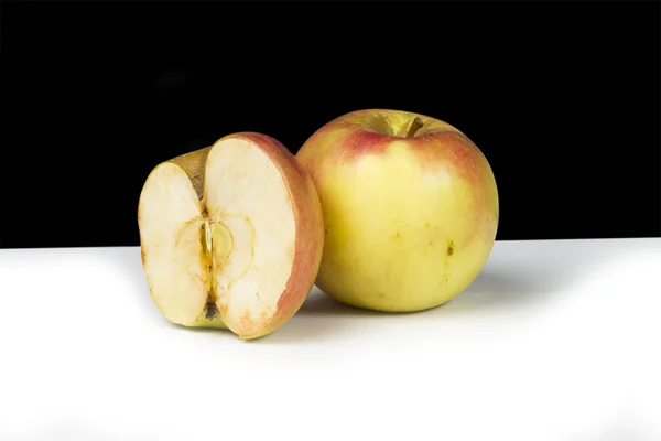 Pommes sur le fond blanc — Photo
