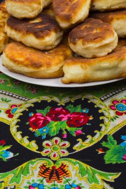 beyaz zemin üzerine pasta