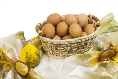 Beyaz arka planda yumurtalar