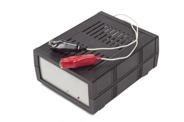 Beyaz arka plan üzerinde şarj cihazı