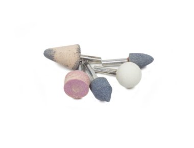 beyaz zemin üzerine mihenk taşı