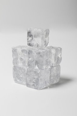 Beyaz arka plan üzerinde buz