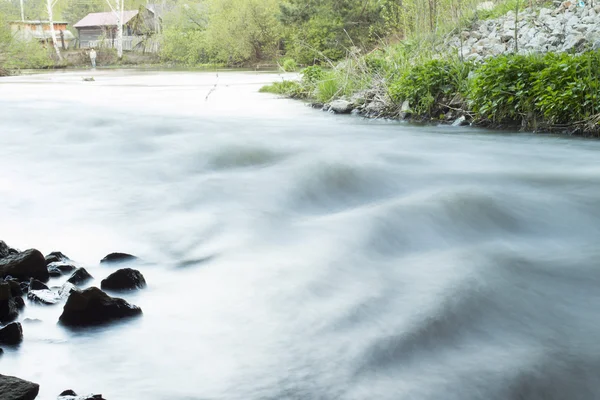 Rivier op de witte achtergrond — Stockfoto