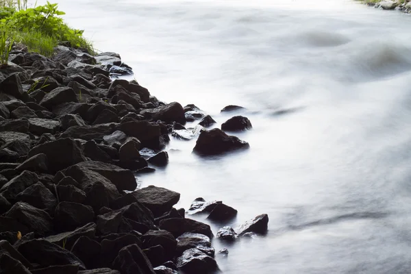 Río sobre el fondo blanco — Foto de Stock