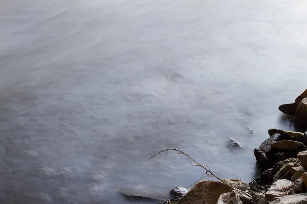 Fluss auf weißem Hintergrund — Stockfoto