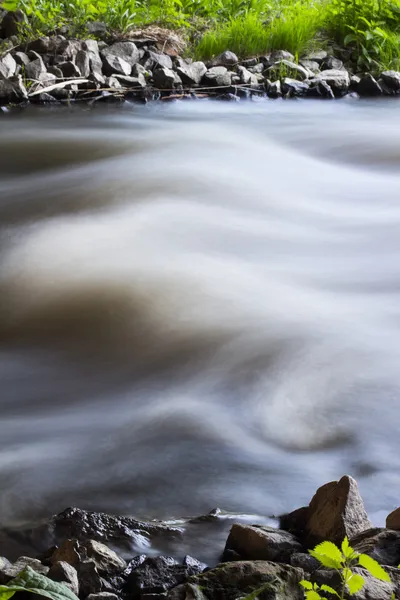 Río sobre el fondo blanco — Foto de Stock