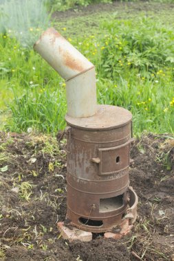 Beyaz arka plan üzerinde şömine