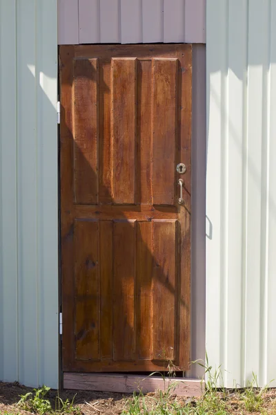 Dveře na bílém pozadí — Stock fotografie