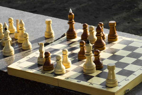 Schach auf weißem Hintergrund — Stockfoto