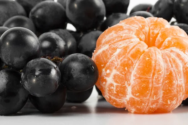 Uvas sobre fondo blanco —  Fotos de Stock