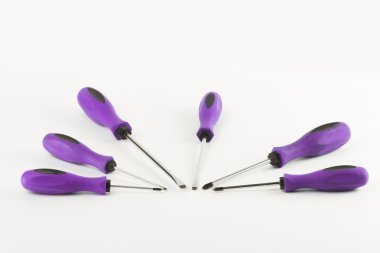 Beyaz arkaplanda tornavida