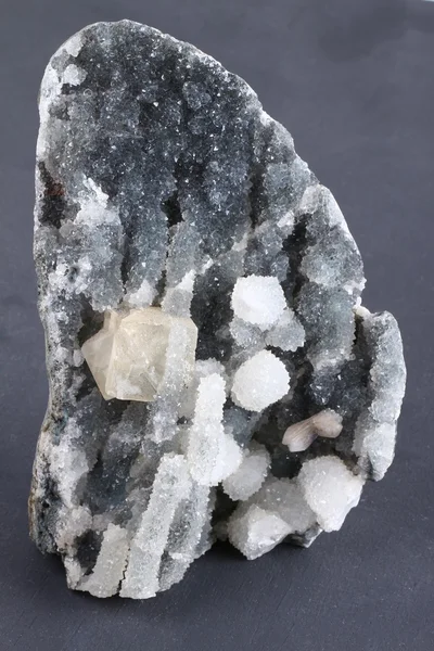 Pedra no fundo branco — Fotografia de Stock