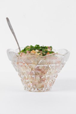 beyaz zemin üzerine salata