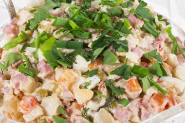 beyaz zemin üzerine salata