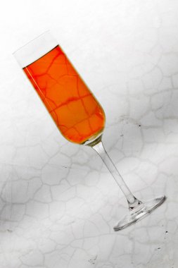 beyaz zemin üzerine cam