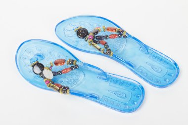 beyaz zemin üzerine sandalet