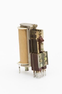 beyaz zemin üzerinde röle