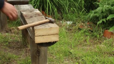 beyaz zemin üzerine çivi