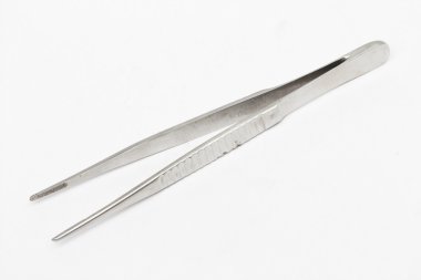 beyaz zemin üzerine cımbız