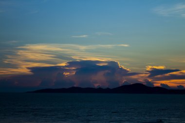 Sahilde gün batımı