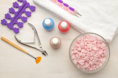 Manikür, pedikür, oje ve deniz tuzu için aletler.