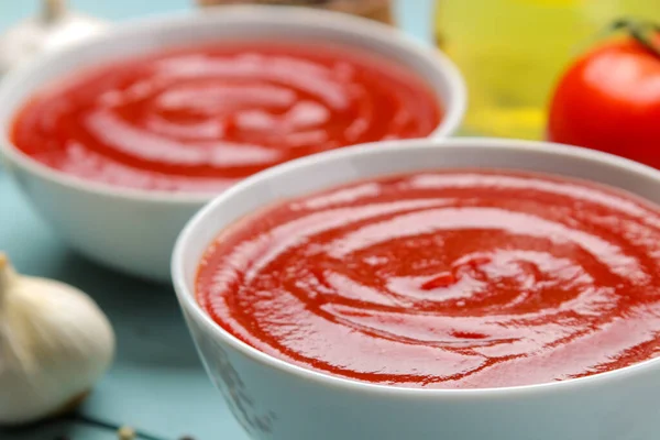 Tomatsoppa Närbild Och Ingredienser För Matlagning Tomater Och Vitlök — Stockfoto